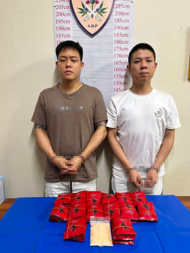 6月26日，金边市森速区，2名中国男子涉嫌贩毒2.8公斤（摇头丸），被...